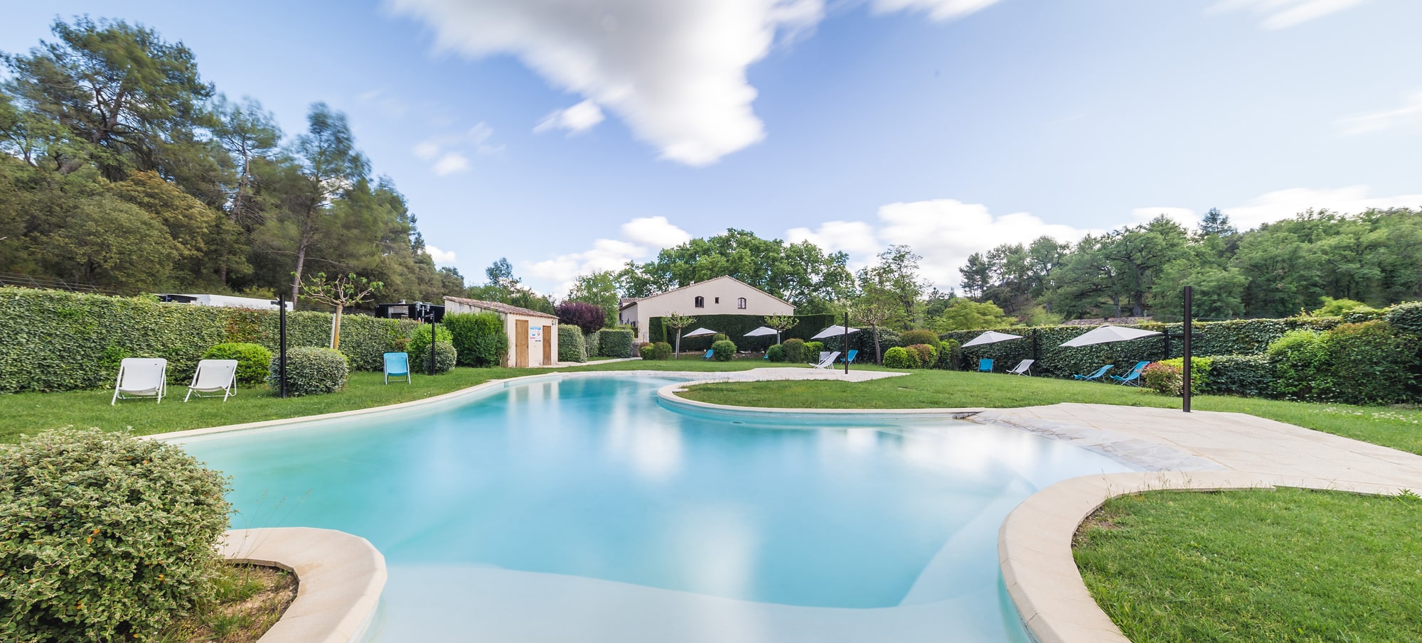 La piscine extérieure du domaine