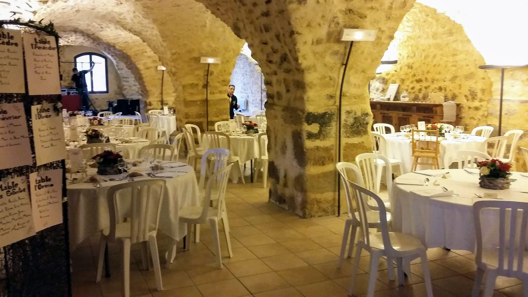 Les arcades de pierre de la salle voûtée